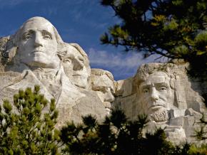 Le visage de quatre anciens présidents américains taillé dans la roche du mont Rushmore Le visage de quatre anciens présidents américains taillé dans la roche du mont Rushmore