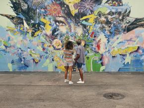 Viendo arte callejero en el distrito creativo de Wynwood Viendo arte callejero en el distrito creativo de Wynwood