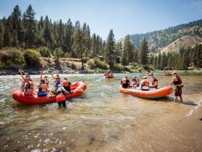 Rafting en rápidos cerca de Hells Canyon, en el suroeste de Idaho