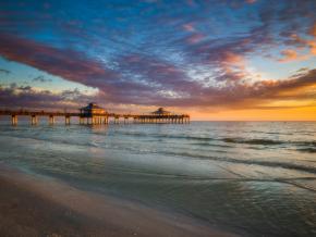 Cálido atardecer en el muelle de Fort Myers Beach Cálido atardecer en el muelle de Fort Myers Beach