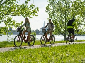 ポトマック川に沿ってマウント・バーノン・バイク・トレイルをサイクリング ポトマック川に沿ってマウント・バーノン・バイク・トレイルをサイクリング