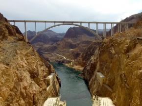 Observando la Hoover Dam en las afueras de Las Vegas, Nevada