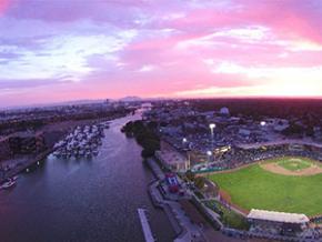 Un coucher de soleil grandiose sur Banner Island Ballpark