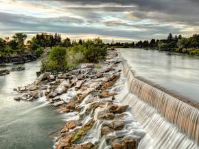 El Snake River y sus cataratas fluyendo por el centro de la ciudad El Snake River y sus cataratas fluyendo por el centro de la ciudad