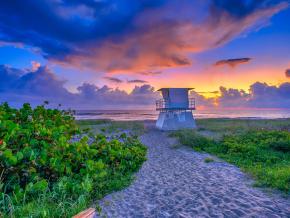 Un lever de soleil éclatant sur une plage magnifique de Hobe Sound Un lever de soleil éclatant sur une plage magnifique de Hobe Sound