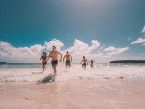 Aproveitando o dia em uma praia da ilha em Vieques Aproveitando o dia em uma praia da ilha em Vieques
