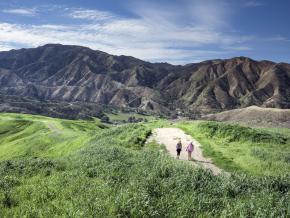 Wanderer vor der Bergkulisse des Golden Valley Ranch Open Space Wanderer vor der Bergkulisse des Golden Valley Ranch Open Space