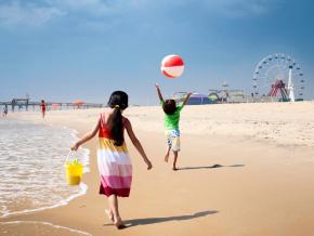 海岸沿いで遊ぶ子供たち 海岸沿いで遊ぶ子供たち