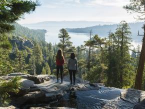Femmes surplombant le lac Tahoe depuis le parc d'État d'Emerald Bay, en Californie Femmes surplombant le lac Tahoe depuis le parc d'État d'Emerald Bay, en Californie