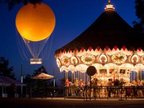 Das Spectrum Center Carousel und der Great Park Balloon nach Sonnenuntergang