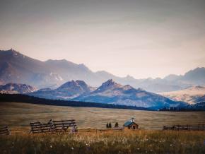 Vue imprenable sur Laramie Peak depuis le village d’Esterbrook, Wyoming