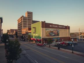 Homenajes artísticos a la Carretera Madre en el Route 66 Mural Park en Main Street Homenajes artísticos a la Carretera Madre en el Route 66 Mural Park en Main Street