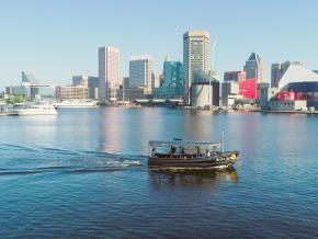 Un bateau-taxi dans l’Inner Harbor de Baltimore, Maryland Un bateau-taxi dans l’Inner Harbor de Baltimore, Maryland