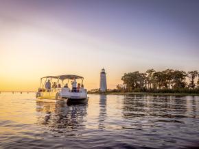 루이지애나주 매디슨빌 근처에서 폰툰 보트를 타며 추펑투강 등대 바라보기 루이지애나주 매디슨빌 근처에서 폰툰 보트를 타며 추펑투강 등대 바라보기