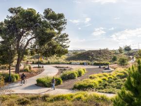 Sport und Erholung im Grünen auf den Pfaden des Great Park in Irvine, Kalifornien