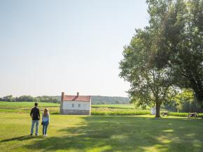 Couple de personnes admirant le site historique du Monocacy National Battlefield à Frederick, Maryland Couple de personnes admirant le site historique du Monocacy National Battlefield à Frederick, Maryland