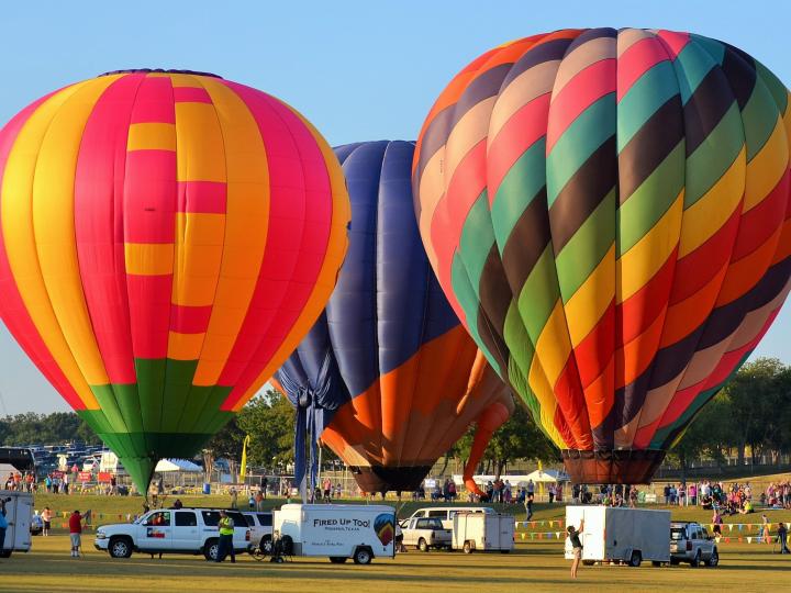 Startbereite bunte Heißluftballons beim Plano Balloon Festival