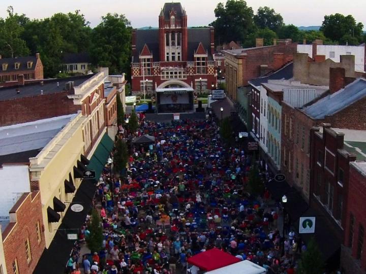 Un rendez-vous festif dans le centre-ville de Bardstown à l’occasion du Bourbon City Street Concert