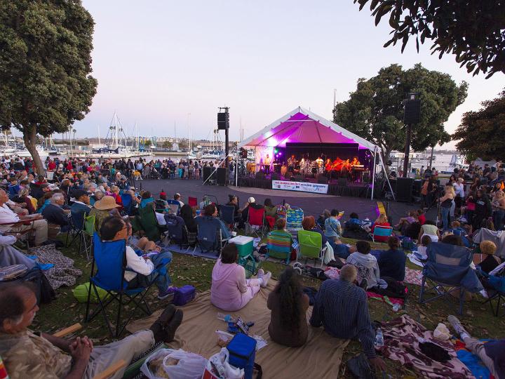 Besucher bei einem Livekonzert im Rahmen der Summer Concert Series in Marina del Rey