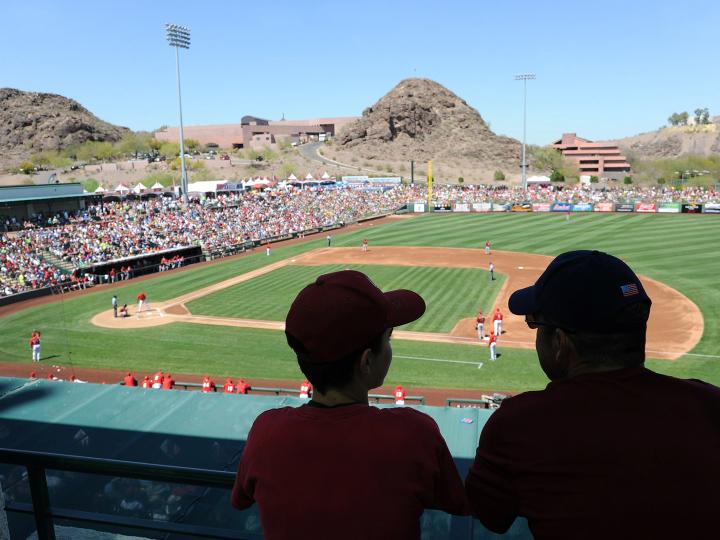 Assistindo a um jogo de treinamento de primavera de baseball em Tempe, Arizona