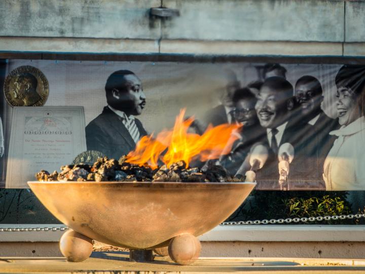 佐治亚州亚特兰大的国王中心燃烧的永恒之火 佐治亚州亚特兰大的国王中心燃烧的永恒之火