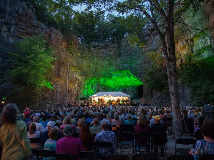 阿拉巴马州亨茨维尔 Three Caves Concert Series 系列音乐会期间，在岩洞内举行的现场音乐表演