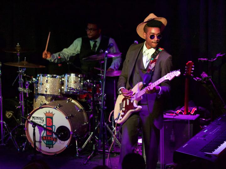 田纳西州孟菲斯 BB Kings Blues Club 俱乐部举办国际蓝调挑战赛，音乐家们正在表演