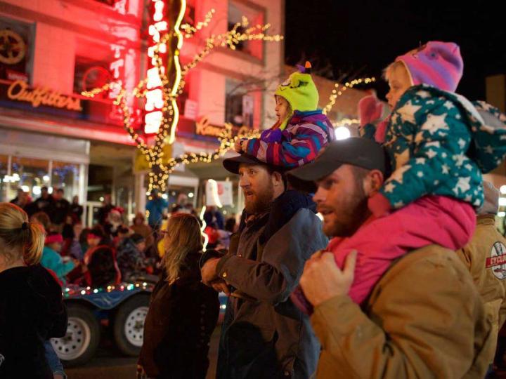 Die Downtown Christmas Parade in Casper, Wyoming, begeistert Besucher aller Altersgruppen