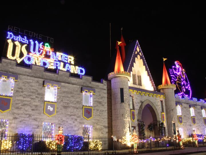 Décorations de Noël illuminant l’entrée du parc à thème Dutch Wonderland