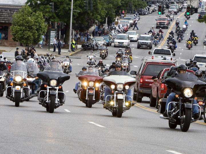 뉴욕주 조지호에서 열린 아메리케이드 모터사이클 랠리 중 조지호 빌리지를 행진하며 퍼레이드를 벌이는 라이더들