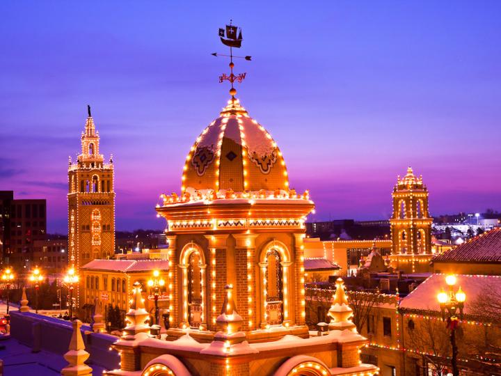 假日期间，堪萨斯城乡村俱乐部广场的闪烁灯光。