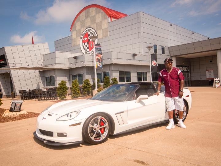 Comemorando o aniversário do National Corvette Museum em Bowling Green, Kentucky