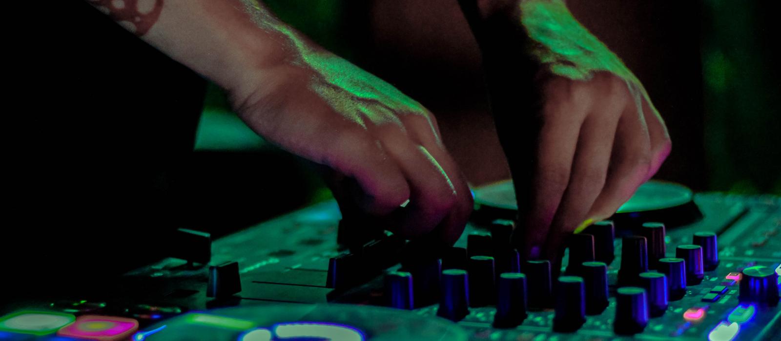 Un DJ controla un equipo de dance