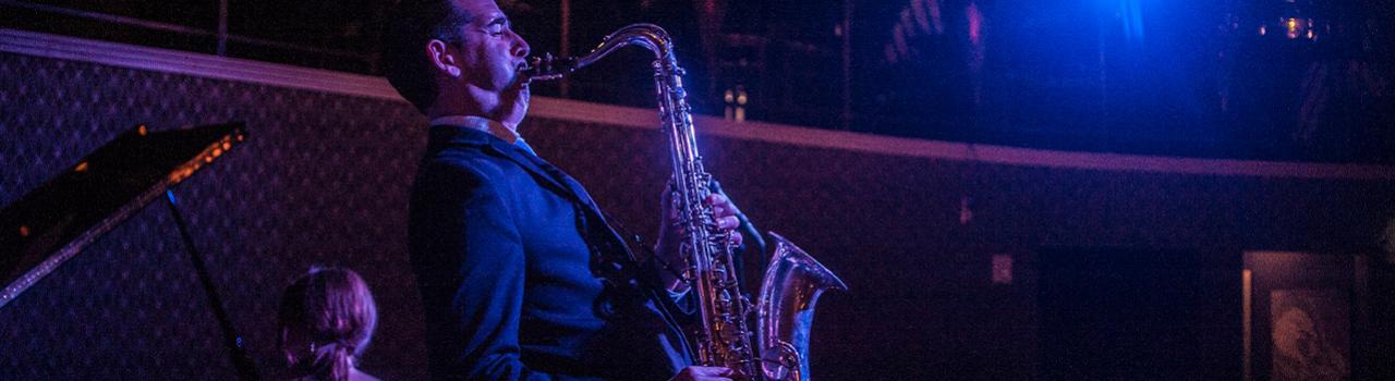 콜로라도주 덴버의 녹턴 재즈 앤드 서퍼 클럽에서 공연 중인 재즈 밴드 콜로라도주 덴버의 녹턴 재즈 앤드 서퍼 클럽에서 공연 중인 재즈 밴드