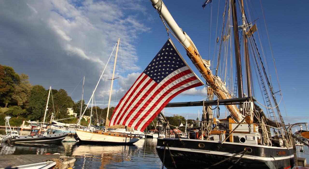 Bandera de Estados Unidos ondeando desde un bote en Camden, MA
