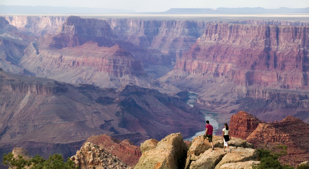 Em pé na borda do Grand Canyon