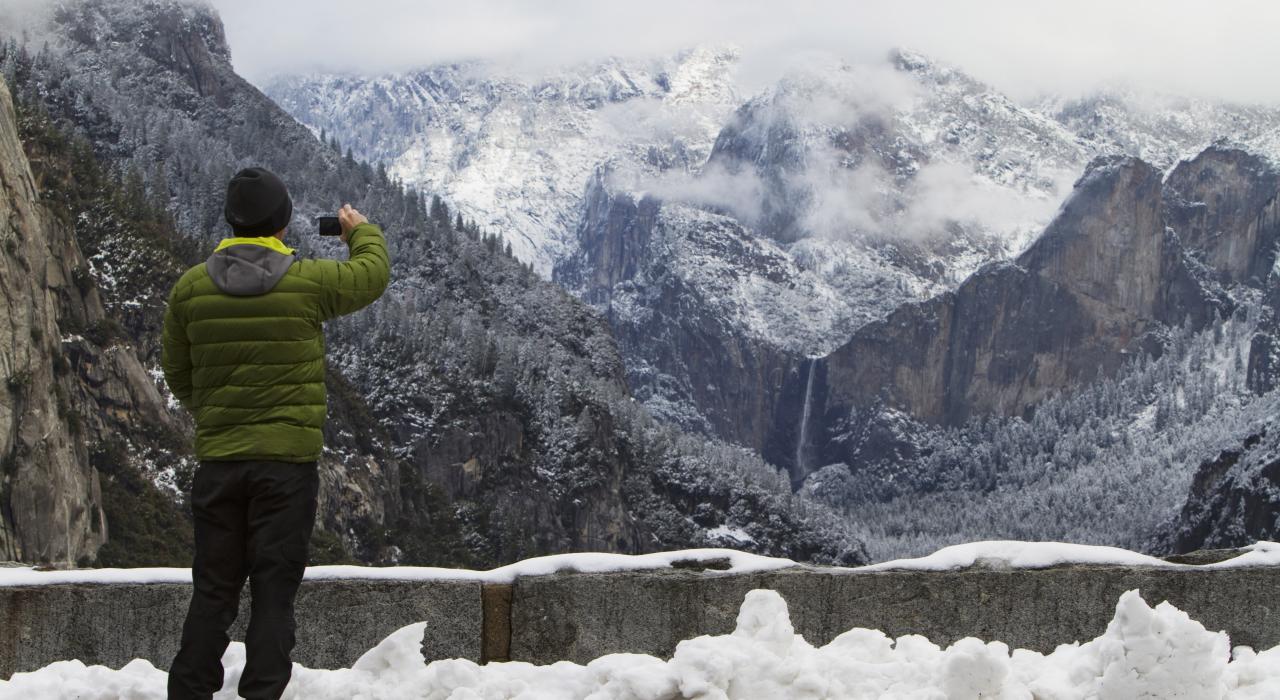 Fazendo um vídeo de montanhas nevadas