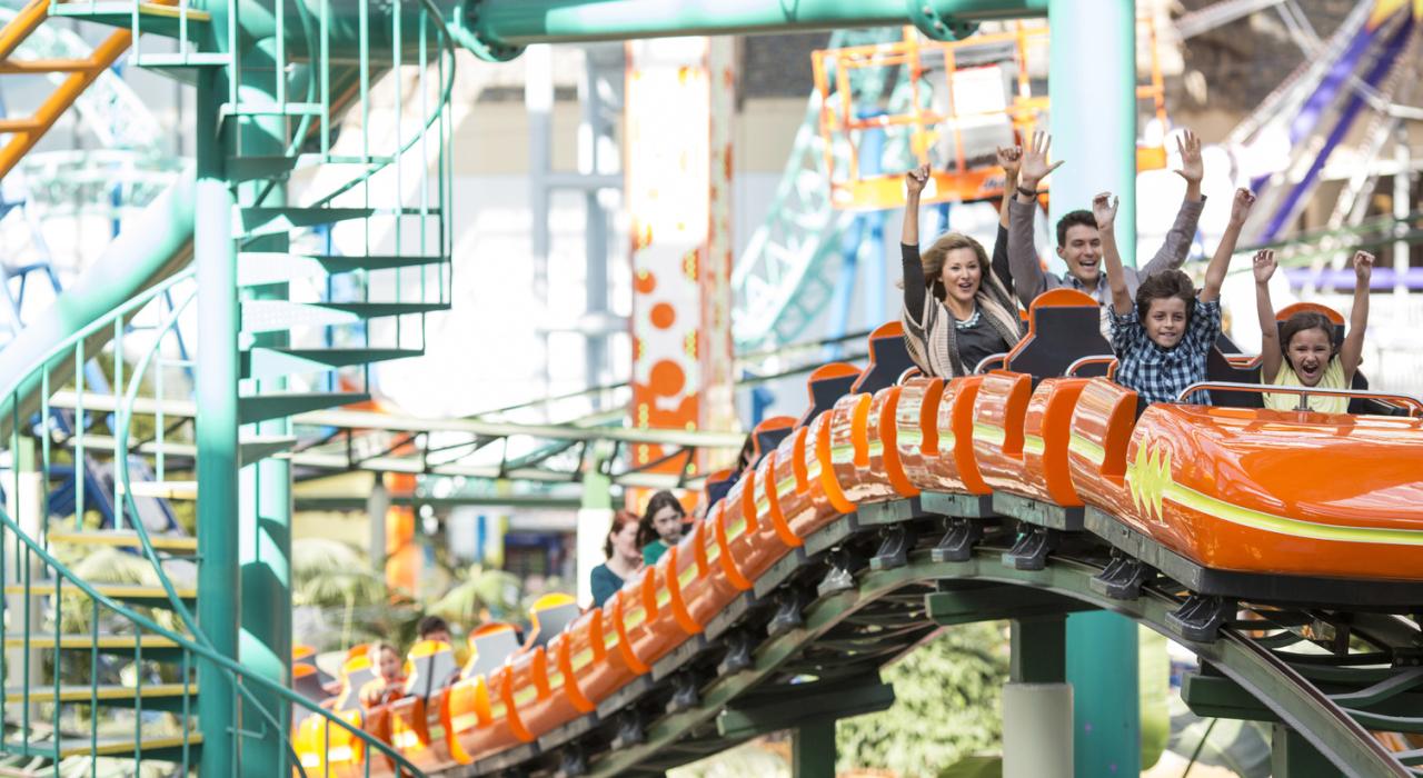 Ein Vergnügen für die ganze Familie: Achterbahnfahrt mit der Pepsi Orange Streak im Nickelodeon Universe