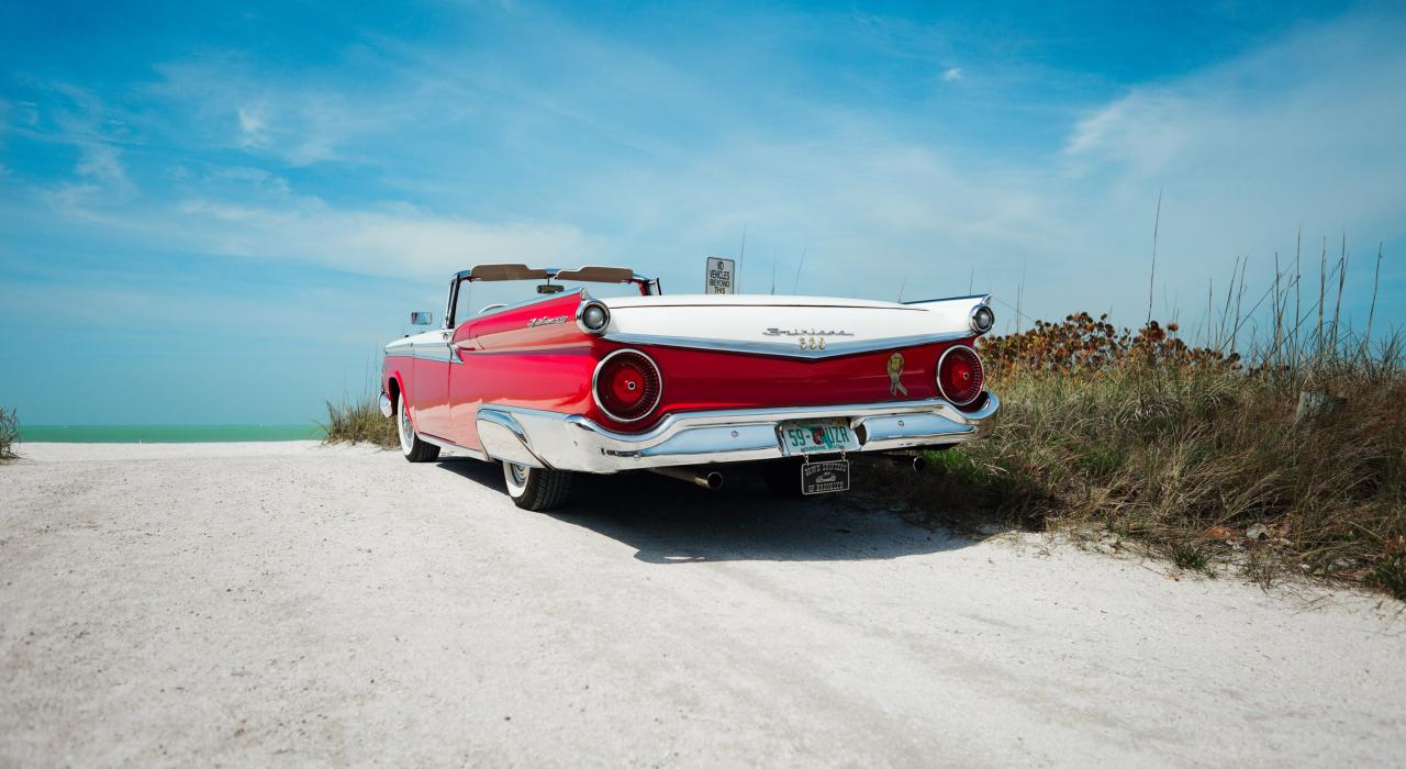 Carros antigos e céus azuis em um lindo dia em St. Pete/Clearwater, Flórida