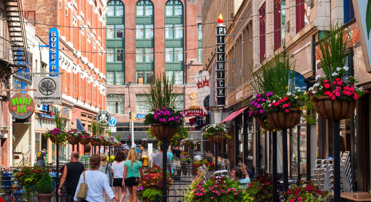 Cena do centro da cidade na badalada East Fourth Street em Cleveland, Ohio
