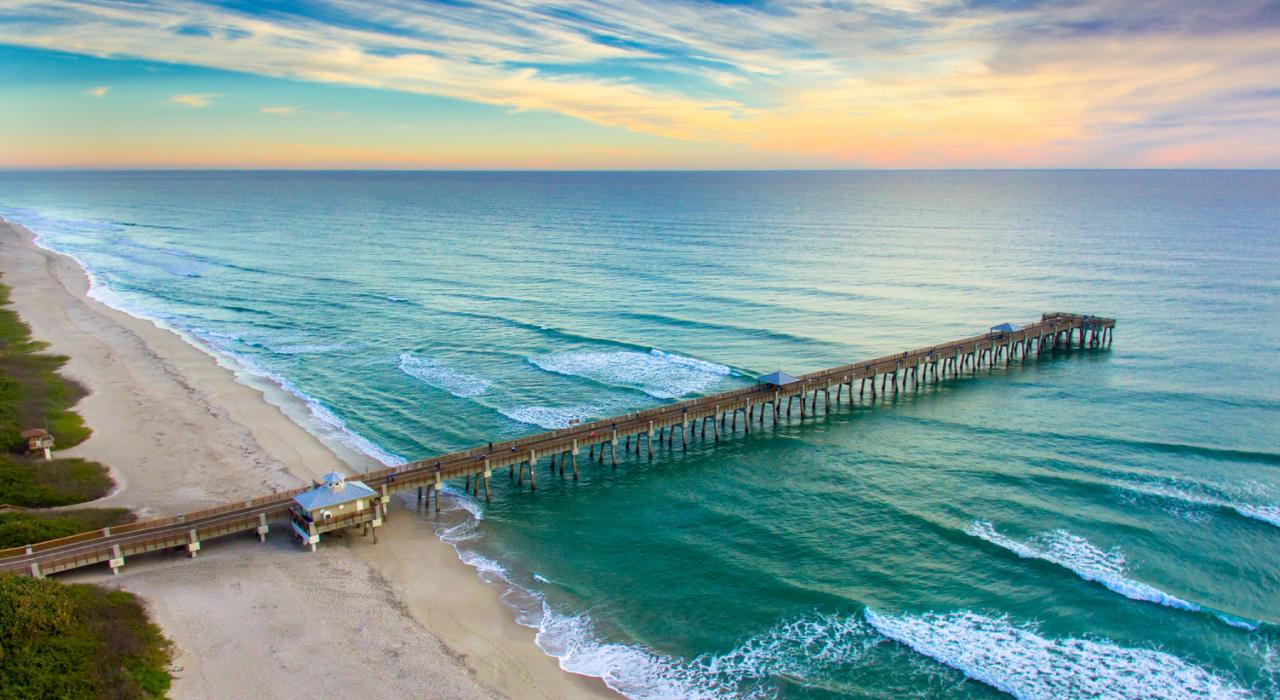 Der Juno Beach Pier an der Atlantikküste