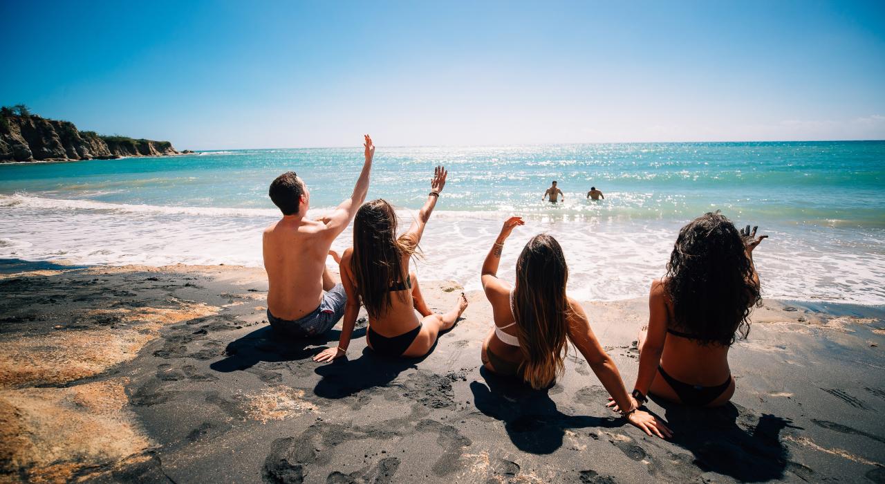 Amigos disfrutando de la Black Sand Beach en Vieques, Puerto Rico