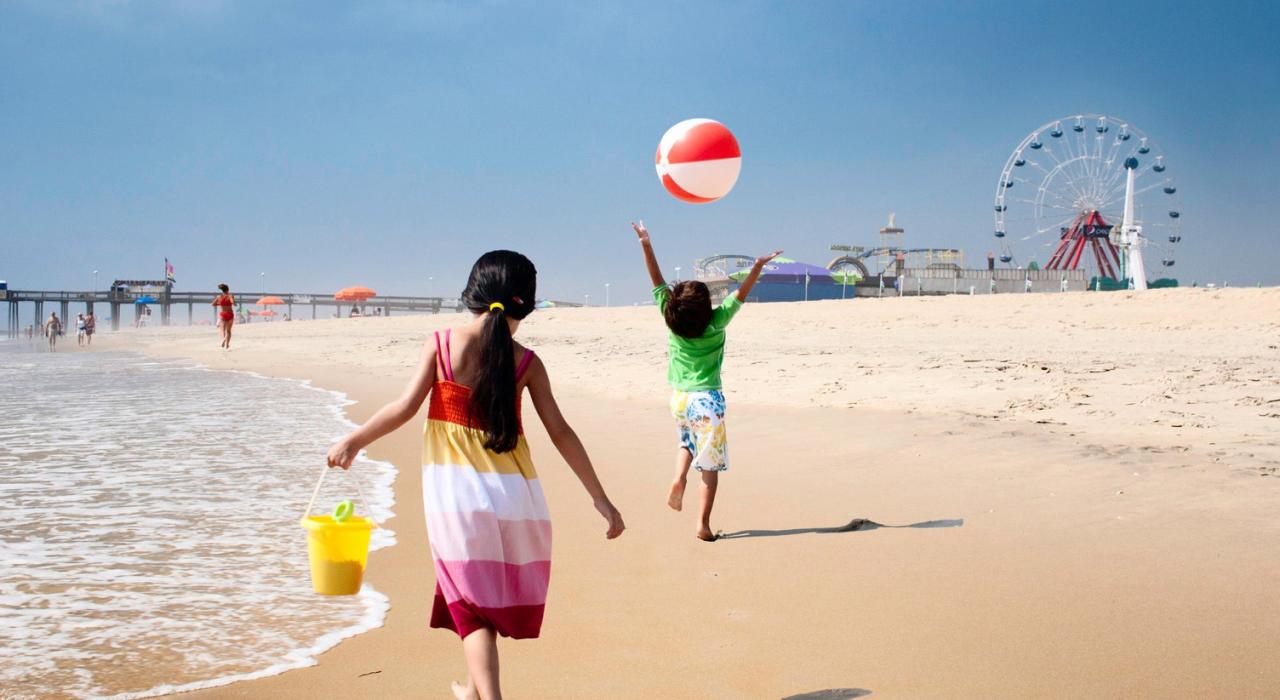海岸沿いで遊ぶ子供たち