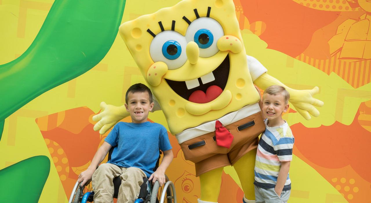 Crianças empolgadas ao conhecer um dos personagens favoritos de desenho animado no shopping center Mall of America em Bloomington, Minnesota