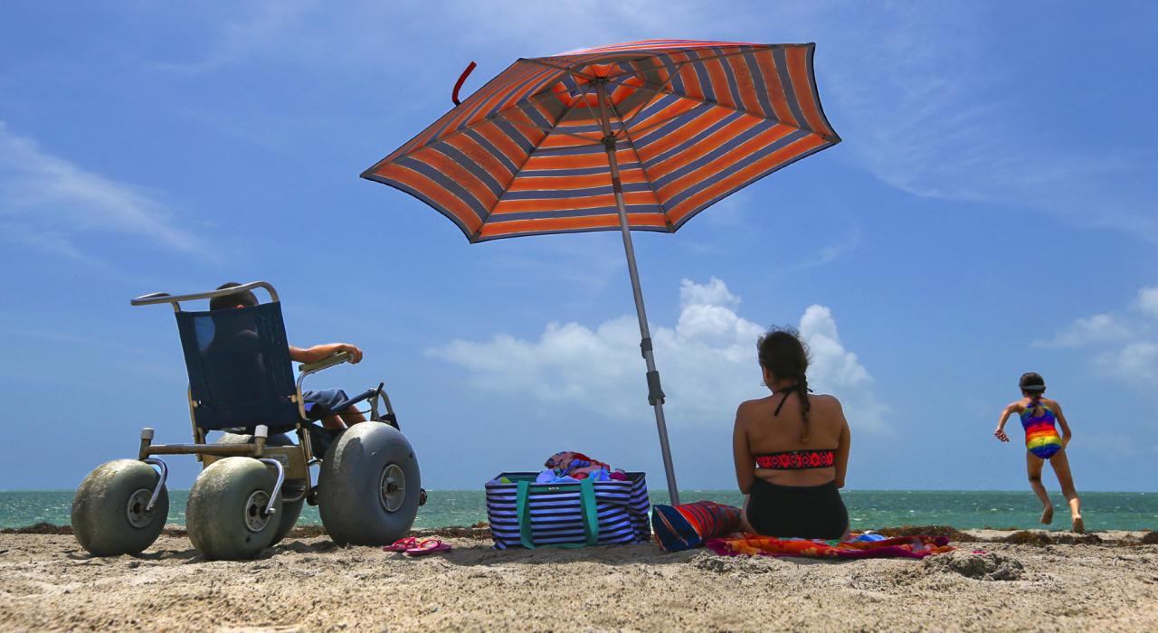 Família desfrutando de um dia divertido na praia, na fantástica Key Biscayne, Flórida