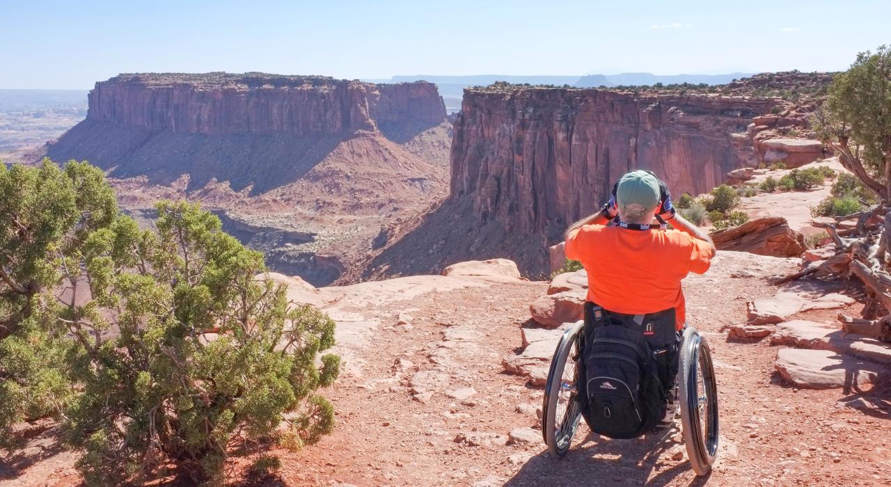Visitante admirando as vistas impressionantes no Rainbow Pointm no Dead Horse Point State Park, Utah