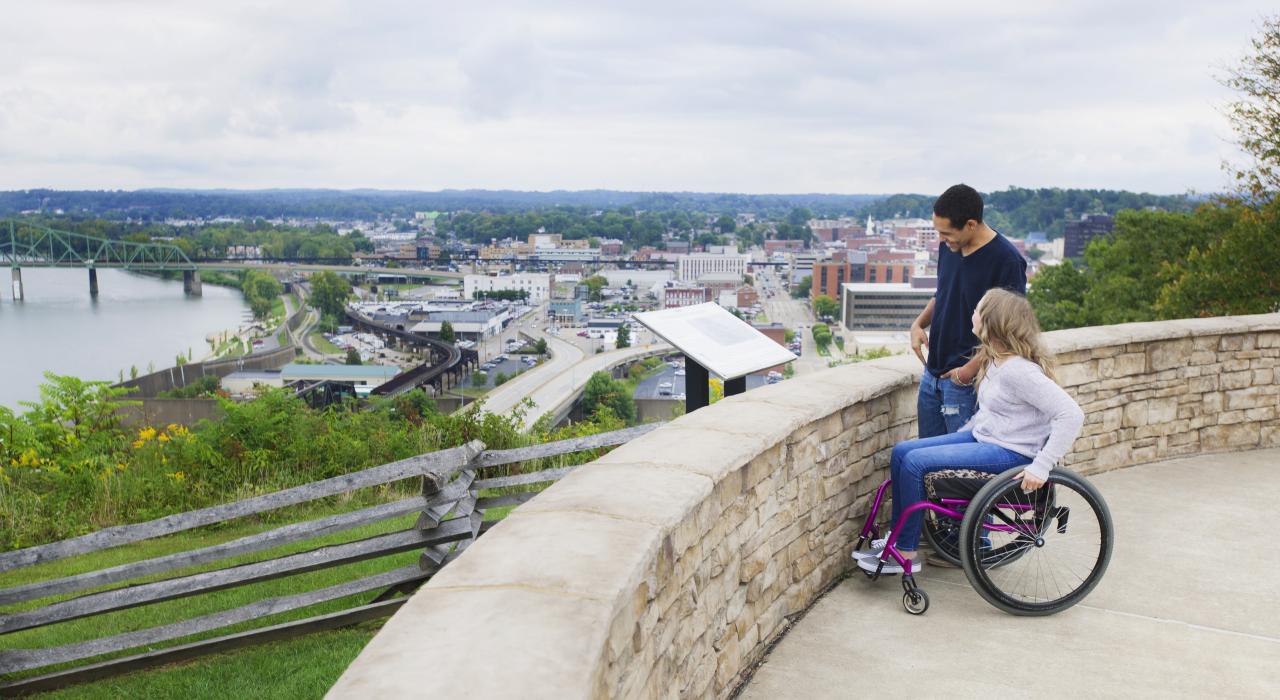 Casal admirando o horizonte e as vistas da natureza de Columbus, Ohio, de um mirante acessível