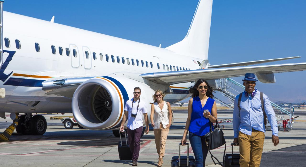 Pessoas com bagagem desembarcando de um avião