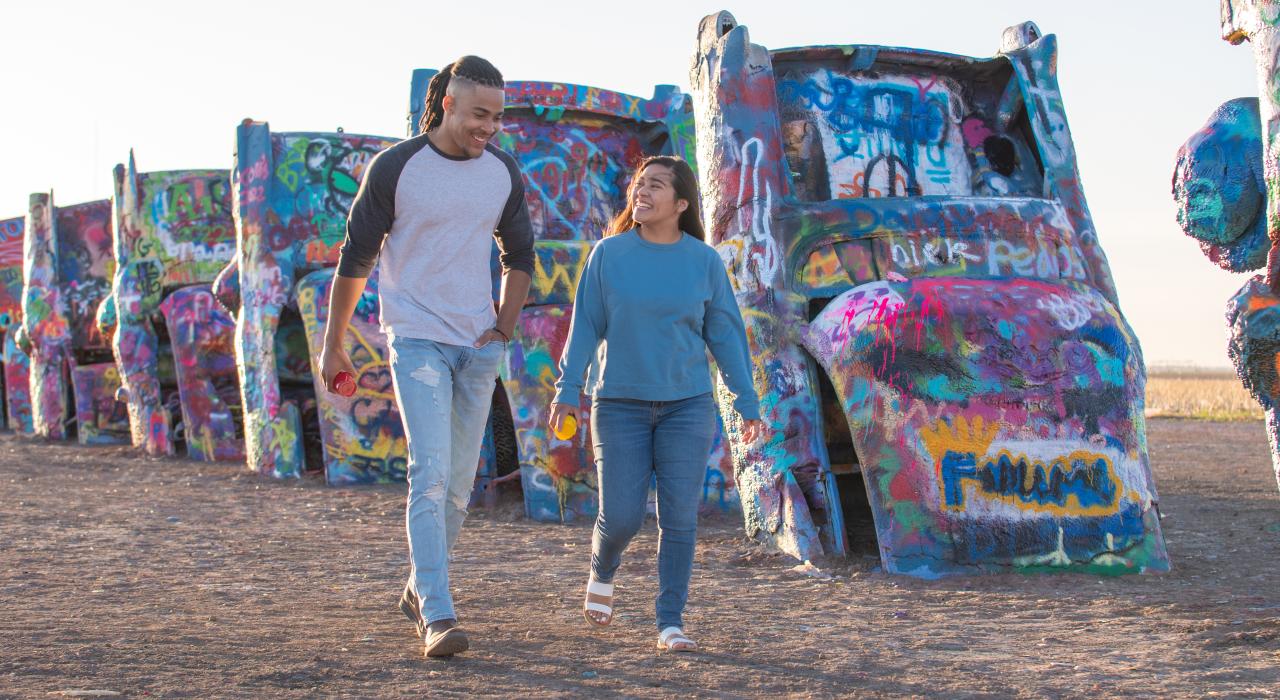 游览德克萨斯州阿马里洛附近的凯迪拉克农场