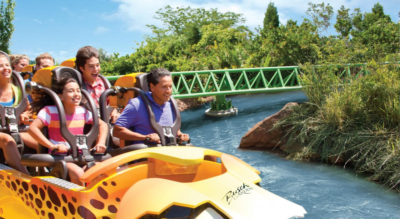 Diversão na montanha-russa Cheetah Hunt Coaster, no Busch Gardens, em Tampa, Flórida